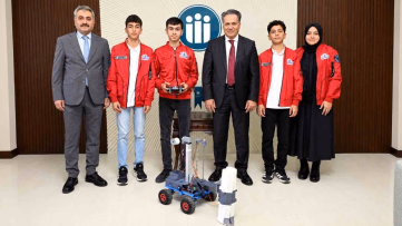 TEKNOFEST 4'üncüsü Gençlerden Rektör Ziyareti