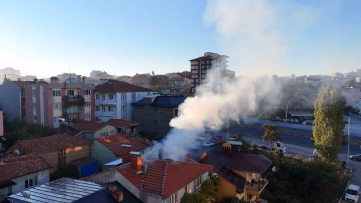 Uşak'ta Ev Çatısında Yangın Çıktı