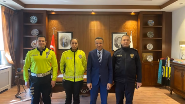 Yaralı Genci Yağmurdan Koruyan Polise Başarı Belgesi