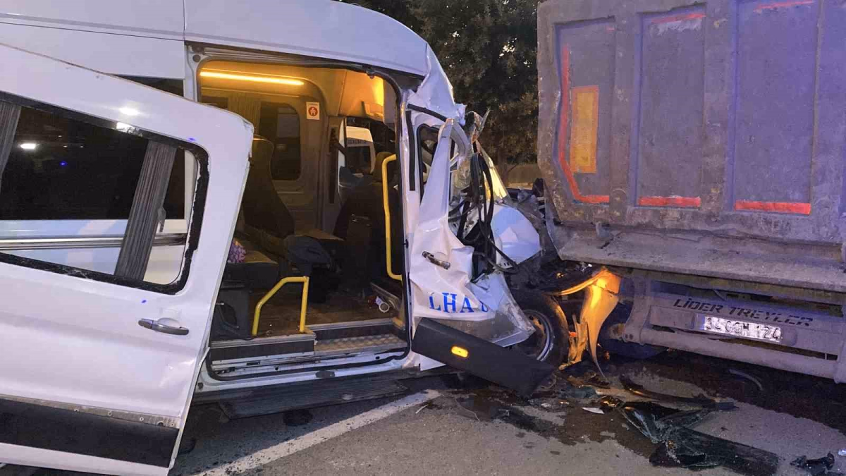 Arnavutköy'de Servis Minibüsü Kamyona Çarpti: 9 Yaralı