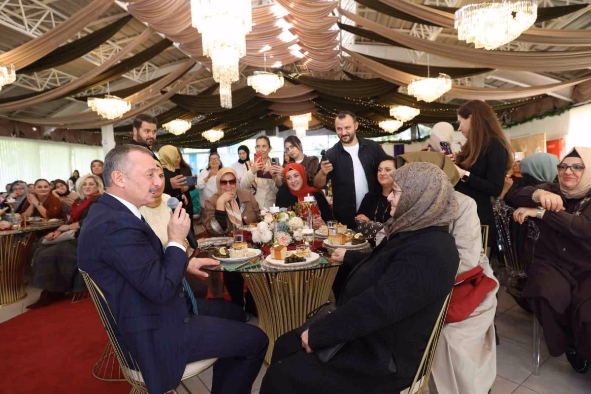 Başkan Büyükakın ile Annesinin Diyaloğu Güldürdü
