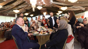 Başkan Büyükakın ile Annesinin Diyaloğu Güldürdü