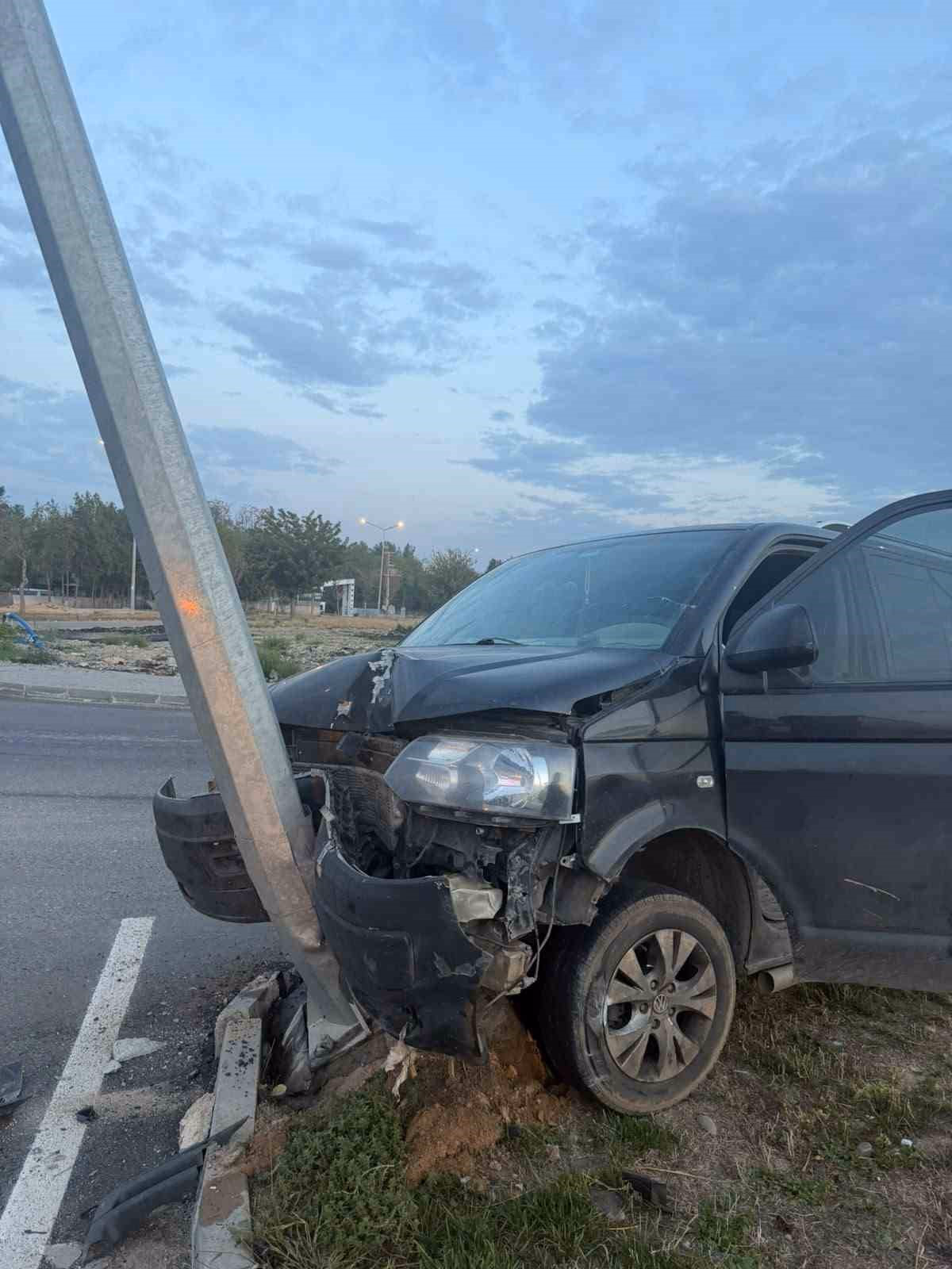 Batman'da hafif ticari araç direğe çarptı