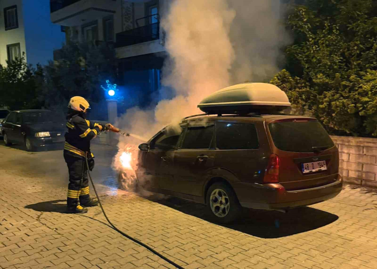Dalaman'da park halindeki otomobilde yangın çıktı