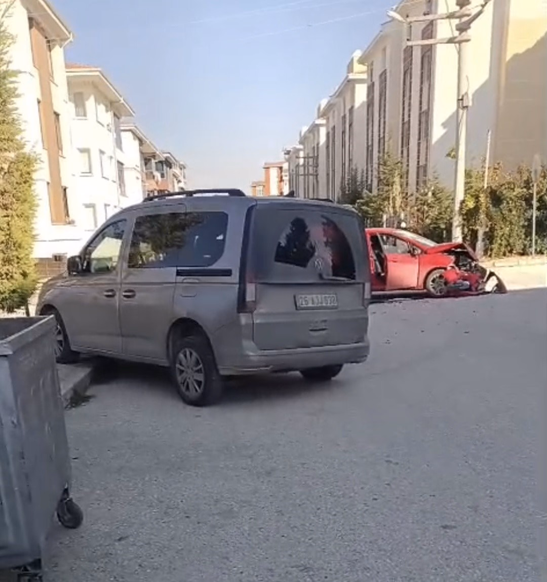 Eskişehir'de Ticari Araçla Otomobil Çarpıştı