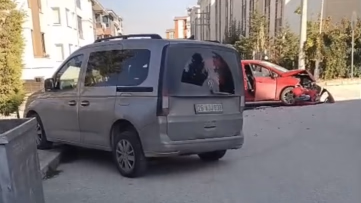 Eskişehir'de Ticari Araçla Otomobil Çarpıştı