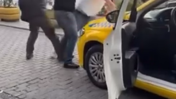 Fatih'te Taksicilerin Yolcu Alma Kavgası