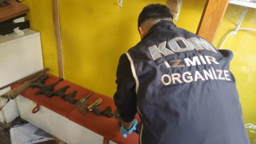İzmir’de Depoda Çok Sayıda Silah Ele Geçirildi