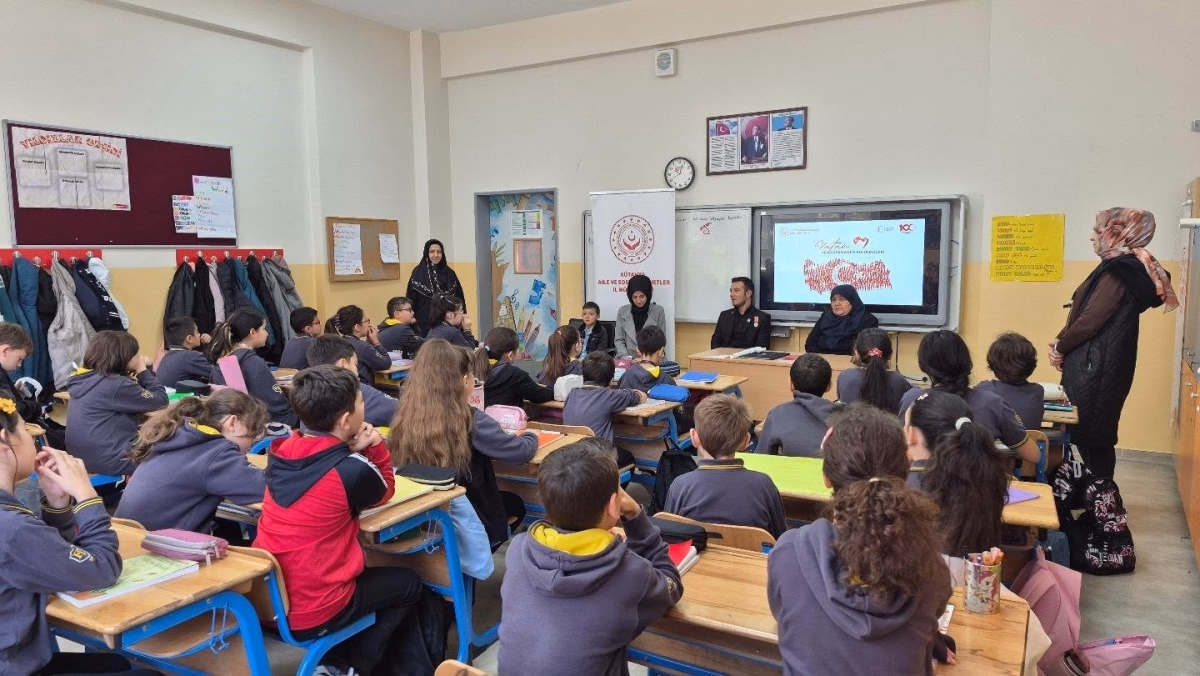 Kütahya'da öğrenciler şehit ailesiyle buluştu