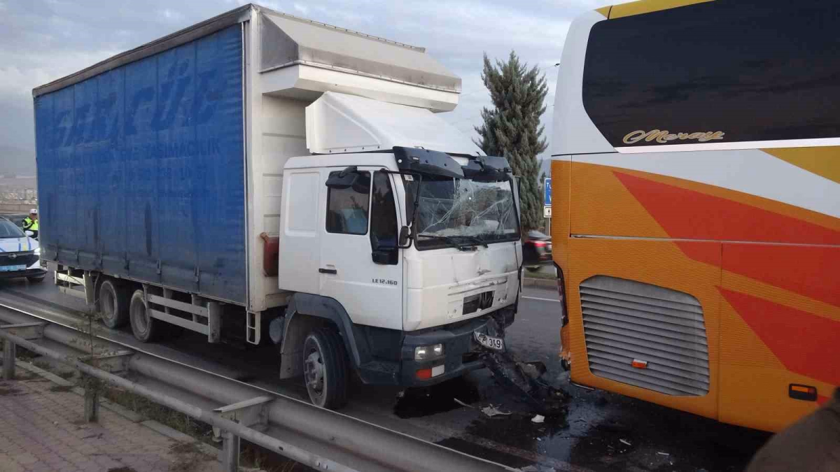 Malatya’da Otobüsle Kamyon Çarpıştı