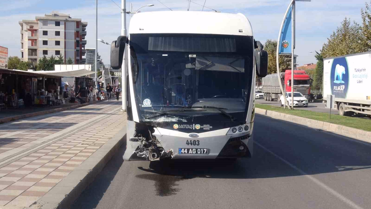 Malatya'da Trambüsle Otomobil Çarpıştı: 5 Yaralı