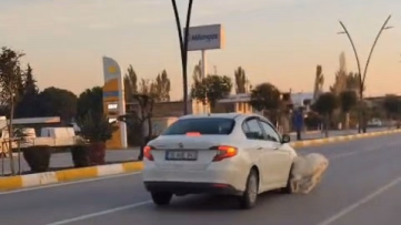 Manisa'da Otomobil Keşilere Çarptı