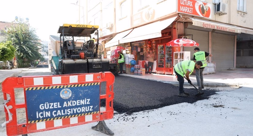 Mersin'de Sokaklar Sıcak Asfaltla Yenileniyor