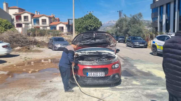 Muğla'da Seyir Halindeki Otomobil Yandı