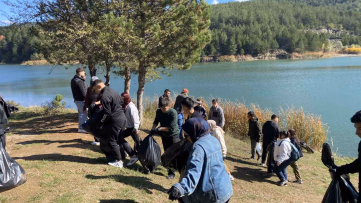 Öğrenciler Tuzaklı Göleti'ni Temizledi