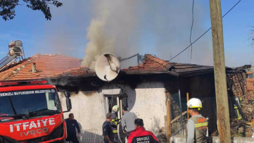 Pamukkale'de çıkan yangın evi kullanılamaz hale getirdi