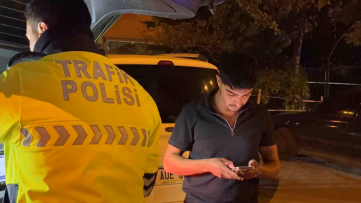 Polisin üzerine araç sürüp tehdit savurdu