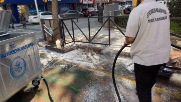 Şehzadeler'de çöp konteynerleri dezenfekte ediliyor