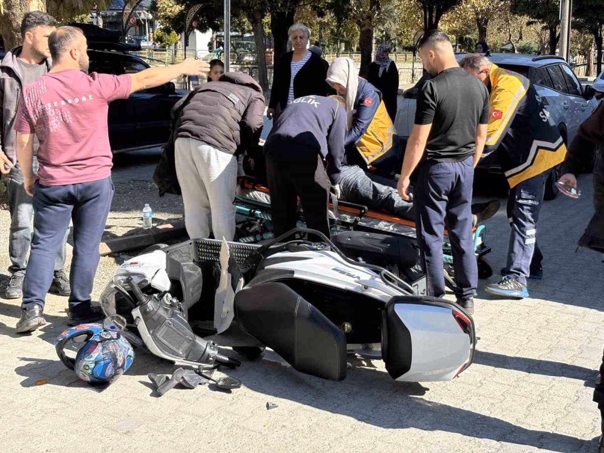 Tosya'da Otomobile Çarpan Motosiklet Sürücüsü Yaralandı