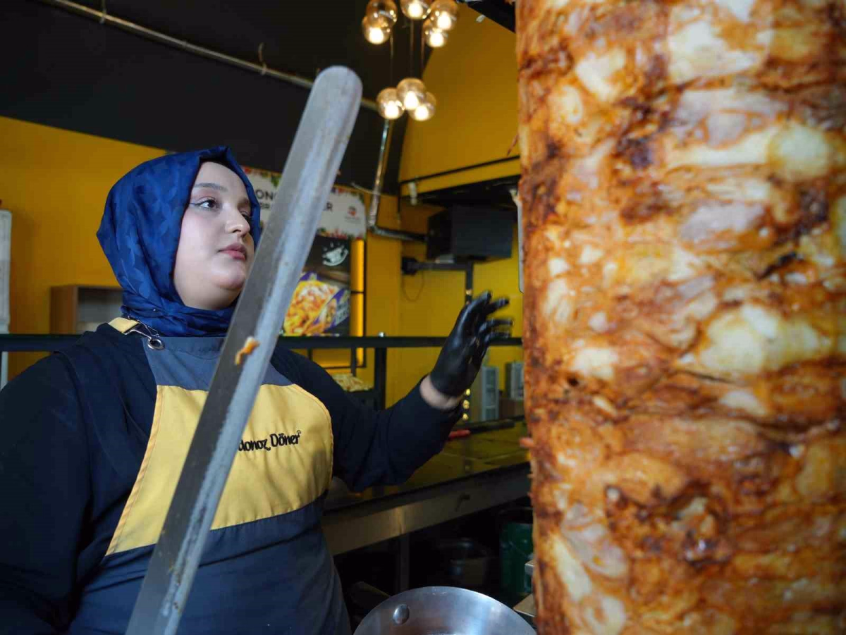 20 Yaşındaki Kadın Döner Ustası İlgi Odağı Oldu