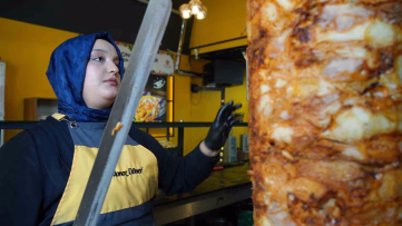 20 Yaşındaki Kadın Döner Ustası İlgi Odağı Oldu
