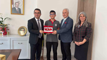 Bayrağı öpen liseliye kaymakamlıkta kabul