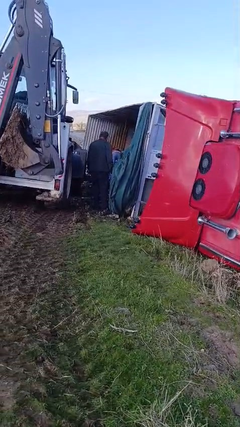 Elazığ'da Pancar Yüklü Tır Şarampole Devrildi