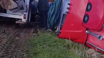 Elazığ'da Pancar Yüklü Tır Şarampole Devrildi