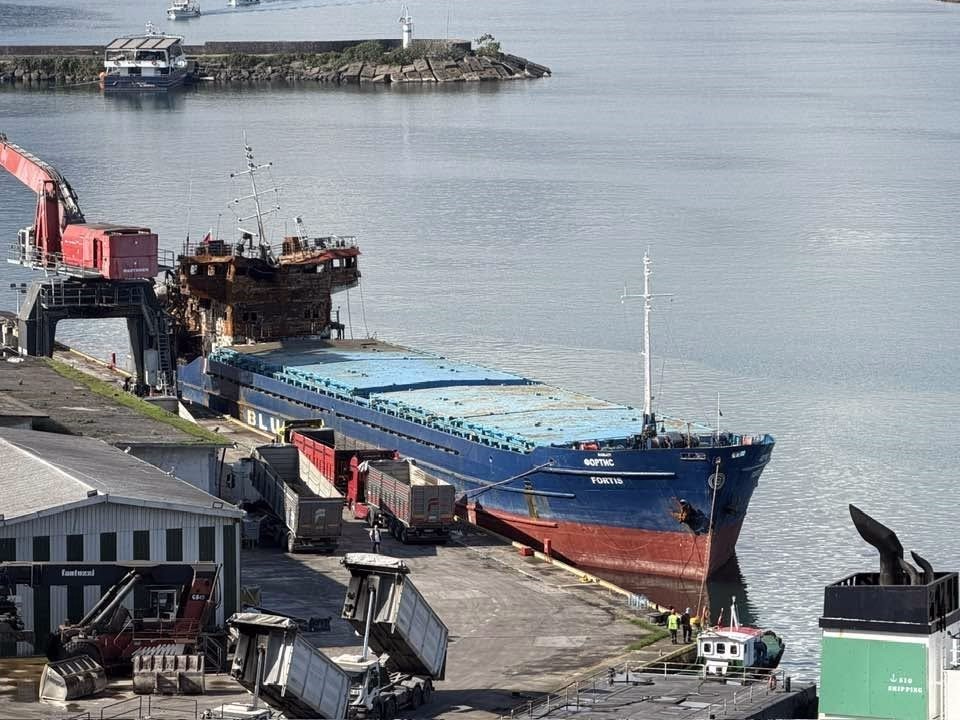 Giresun’da Hasarlı Gemiden Yayılan Yanık Kokusu