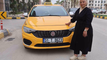 Hatay'da Ağabeyinin Emanetiyle Taksicilik Yapıyor