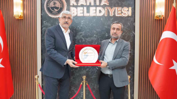 Kahta'da Başkan Hallaç'a Plaket Takdimi