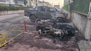 Kocaeli'de park halindeki 3 araç yandı