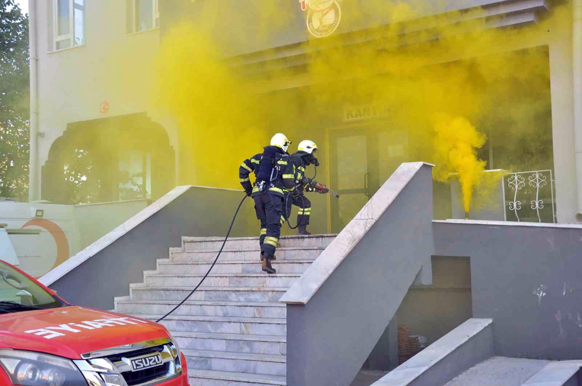 Kurtarma ekiplerinden okulda ortak yangın tatbikatı