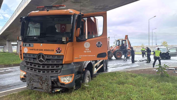 Rize'de Karayolları Kamyonu ile Otomobil Çarpıştı