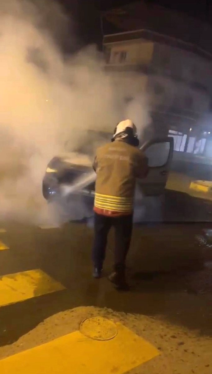 Seyir Halindeki Hafif Ticari Araç Yandı