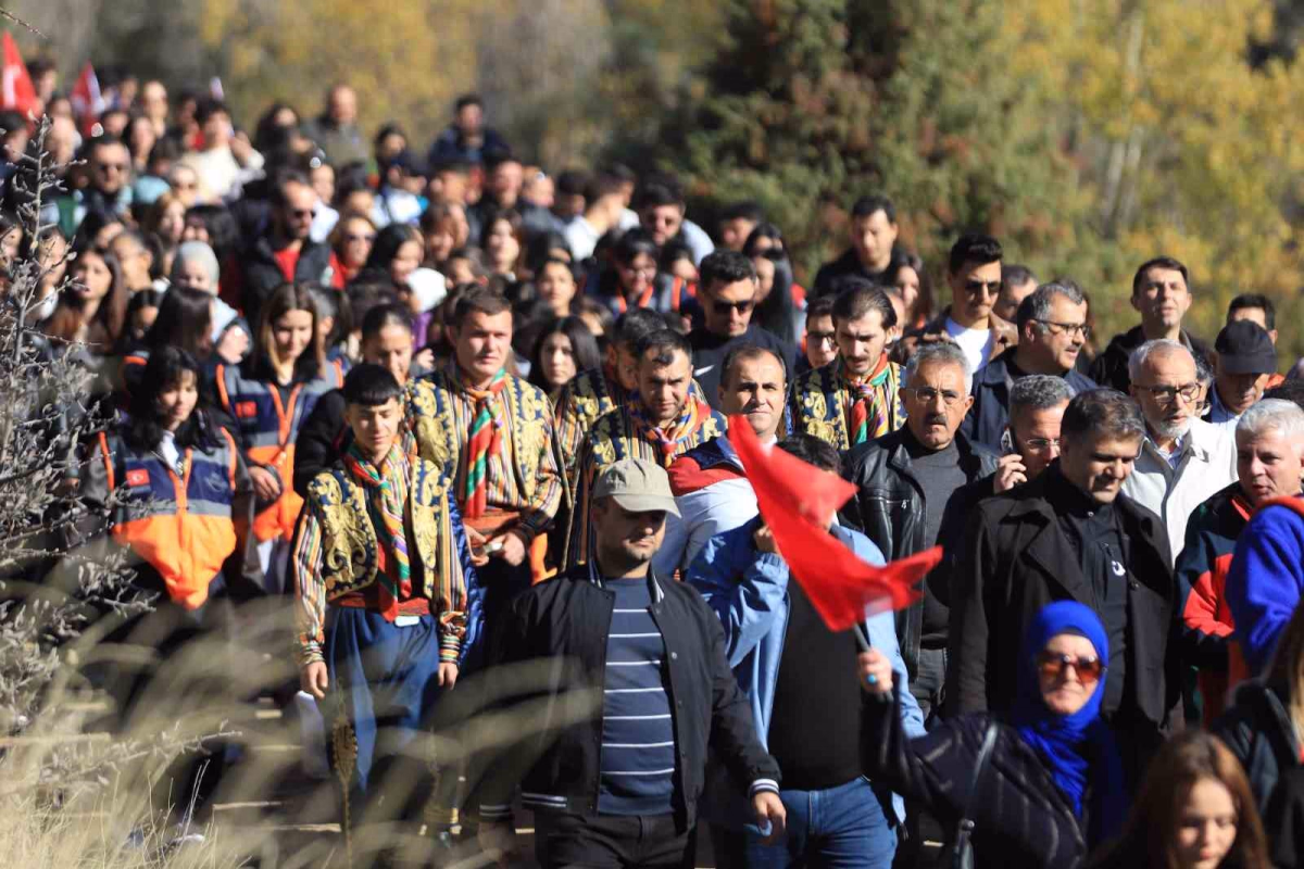 Tarihi İstiklal Yolu'nda 17. yürüyüş düzenlendi