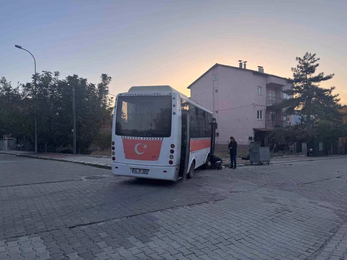 Uşak'ta Midibüs ile Otomobil Çarpıştı: 7 Yaralı