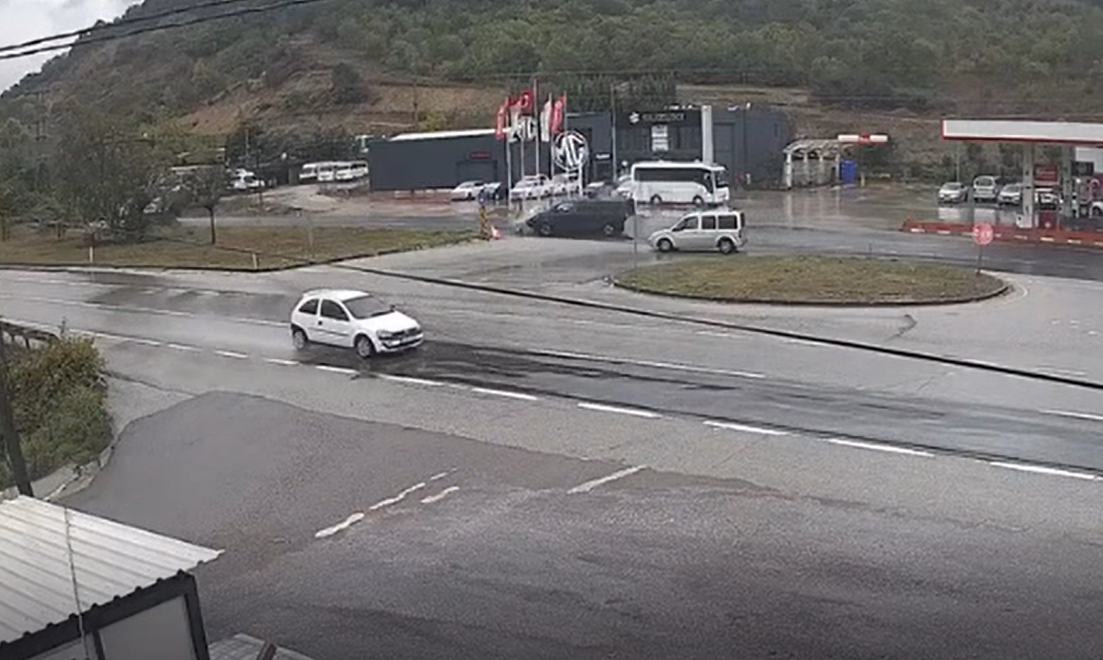 Yalova'da İkiye Bölünen Otomobil Kazasının Kamerası Ortaya Çıktı