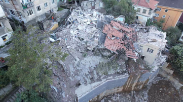 Zonguldak'ta çöken binanın ardından tahliye