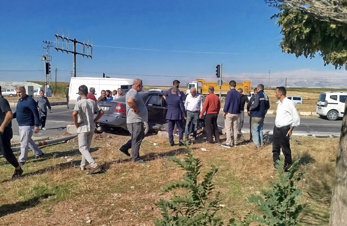 Adıyaman’da İki Otomobil Çarpıştı: 3 Yaralı