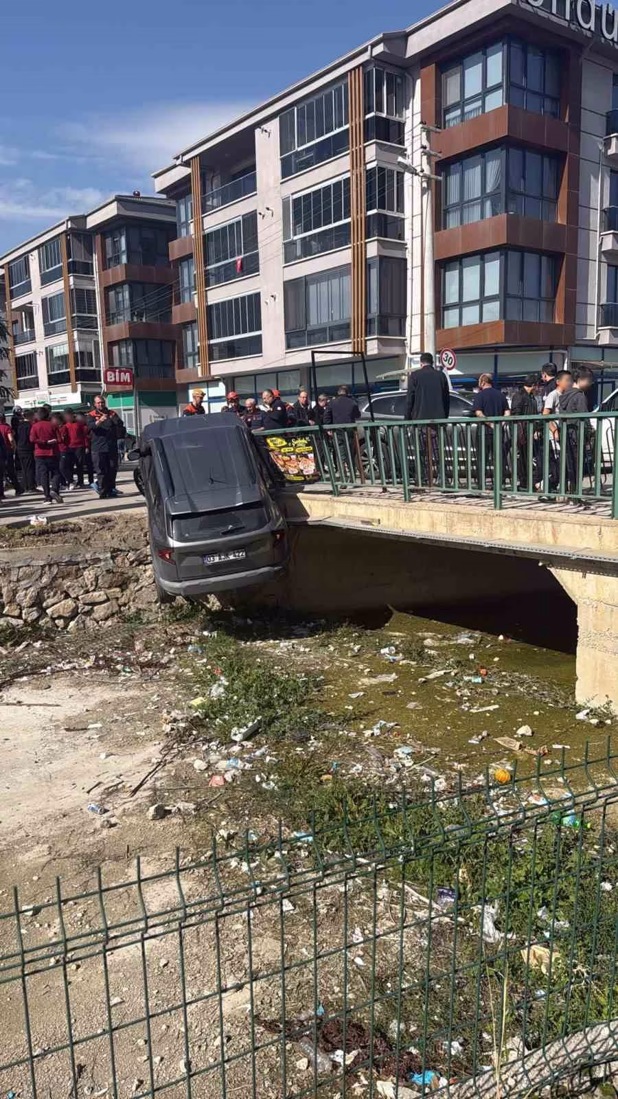 Afyonkarahisar'da zincirleme kaza: Araç dereye uçtu