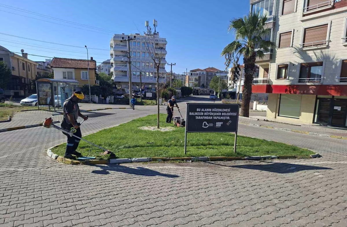 Ayvalık'ta yol ve kavşaklar temizlendi