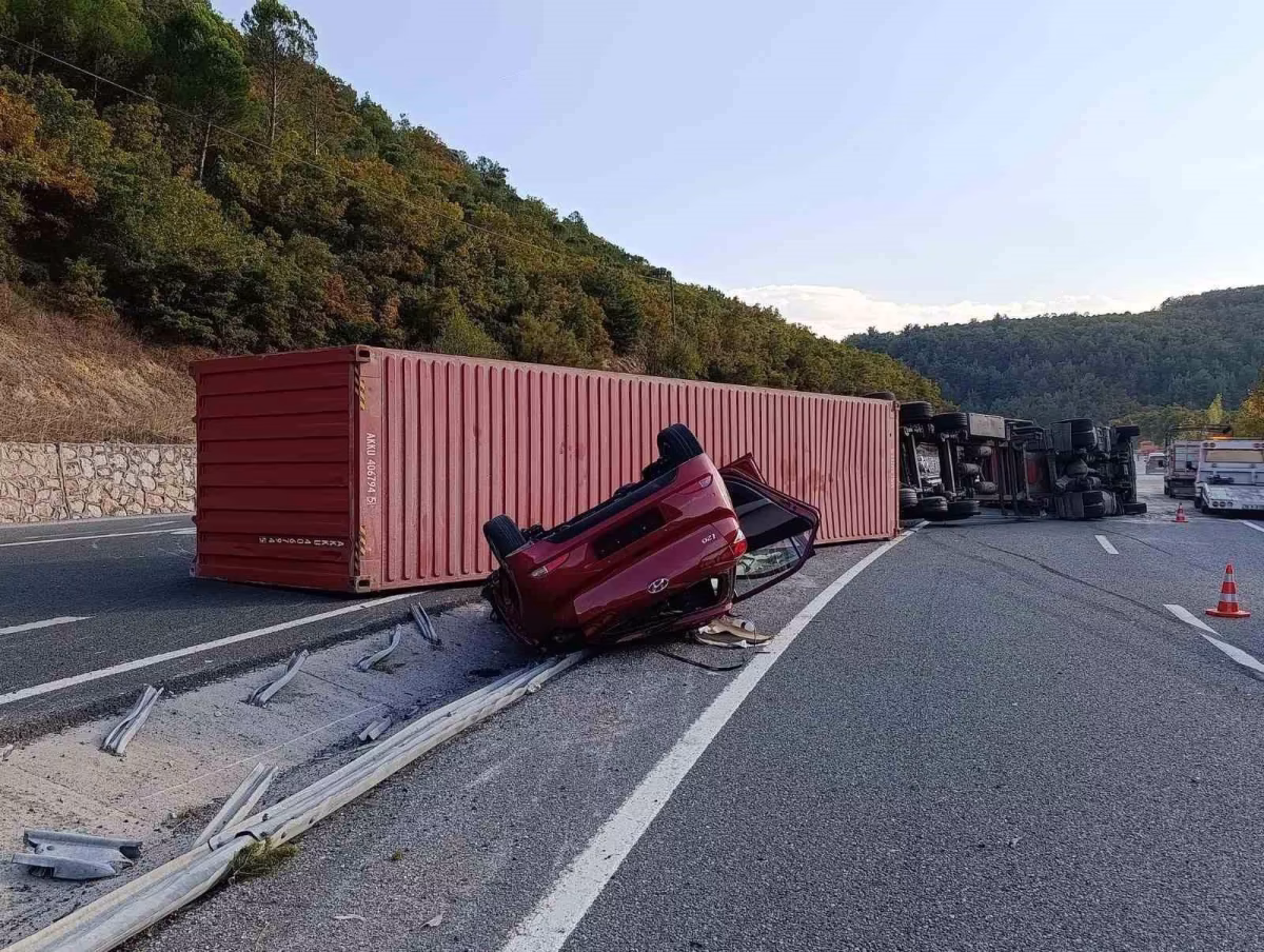 Balıkesir'de Devrilen Tır Yolu Kapattı