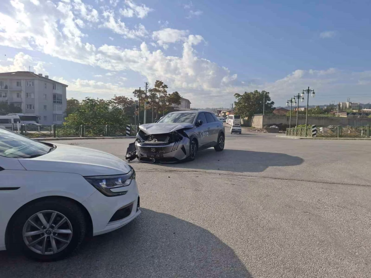 Eskişehir'de iki sokak kesişiminde trafik kazası