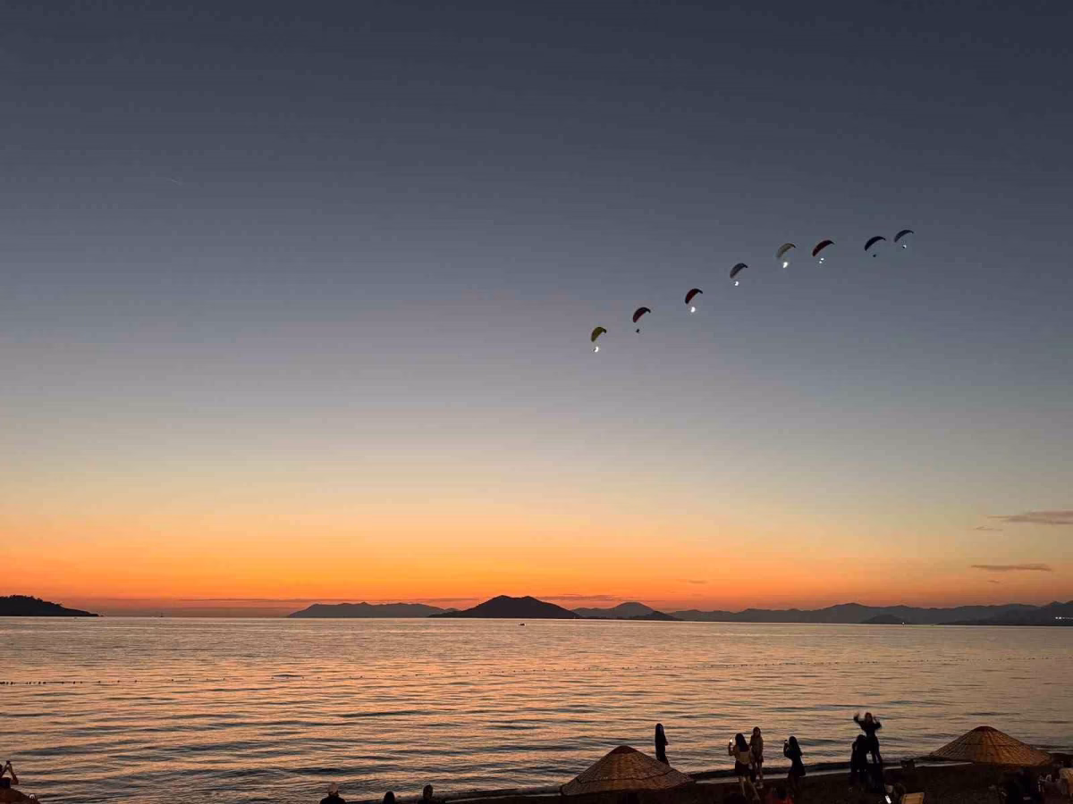 Fethiye Ölüdeniz'de Led Işıklı Yamaç Paraşütü Gösterisi
