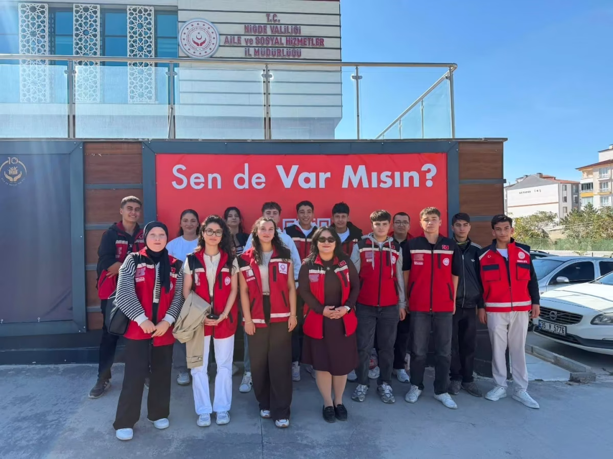 Hastane Çocuklarına 'İyilik Var' Balonlarıyla Moral