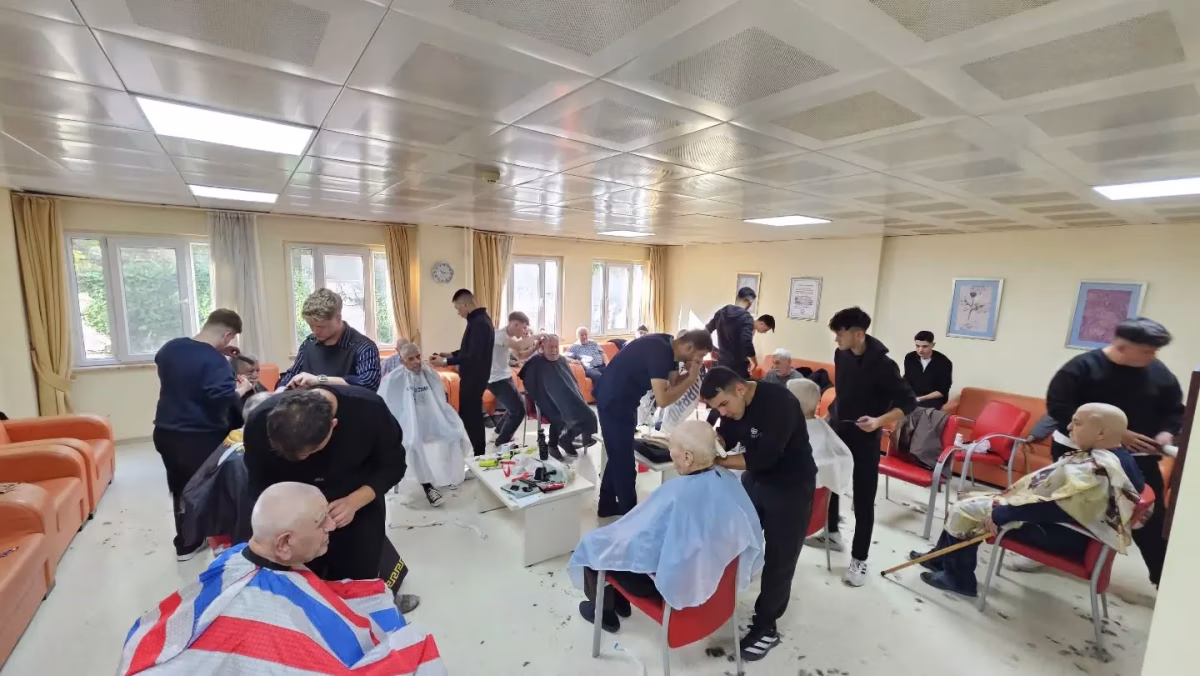 Öğrencilerden huzurevinde anlamlı kişisel bakım