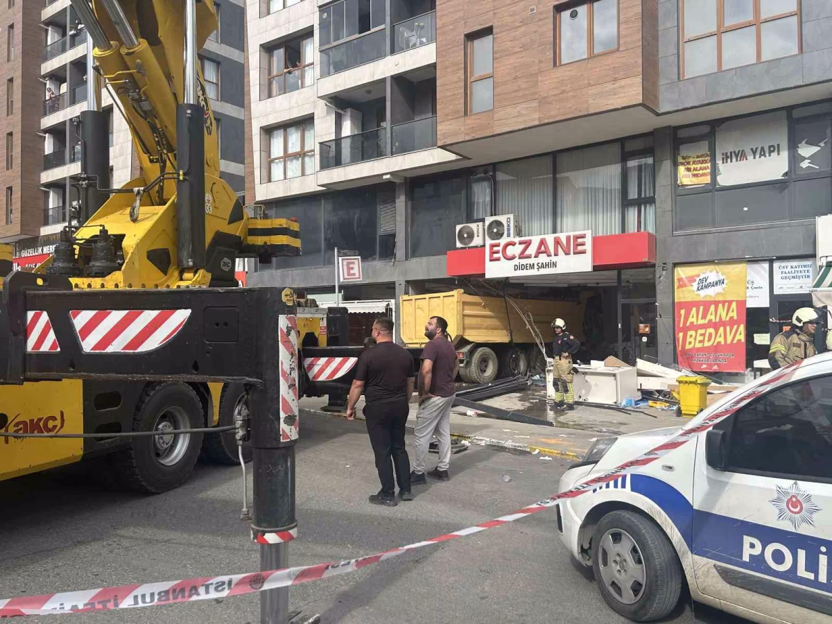 Pendik’te Hafriyat Kamyonu Eczaneye Girdi