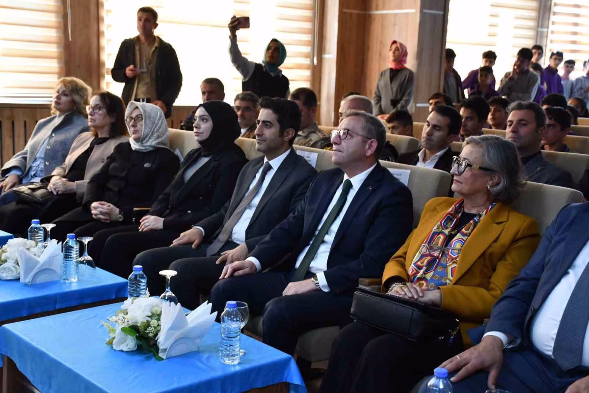 Sarıkamış Fen Lisesi'ne Yaşayan Kütüphane
