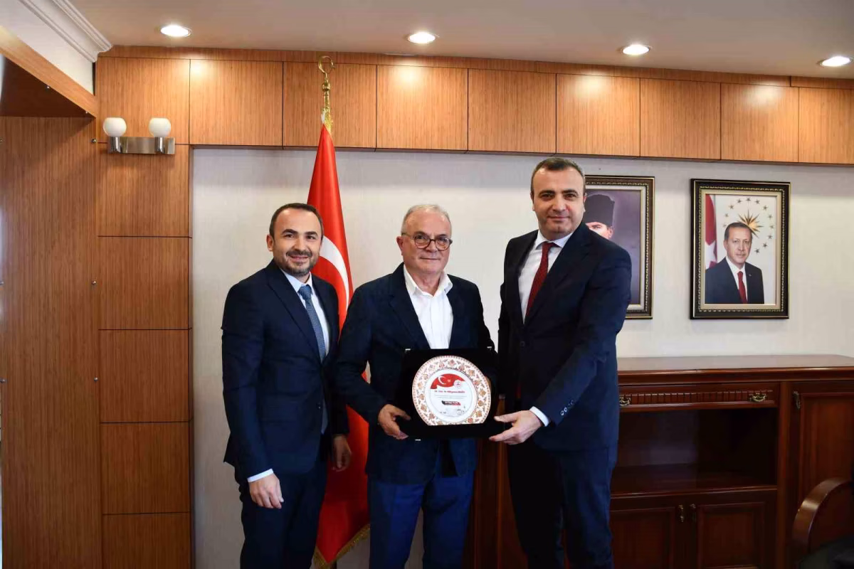 Vezirköprü'de 38 Yıl Görev Yapan Hekime Plaket